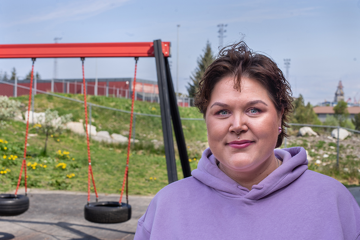 Foto av Hege foran en huske.