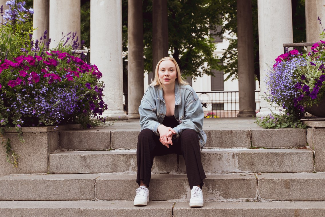 Skuespillerstudent Dagny sitter i noen trapper i Oslo