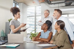 En kvinne forteller noe til sine fire medkollegaer