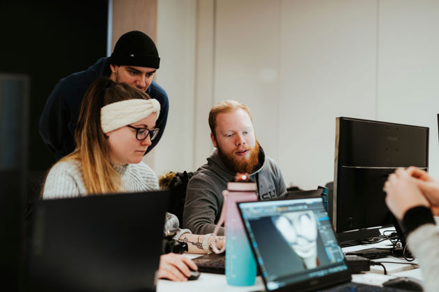 Studenter arbeider på PC-er.