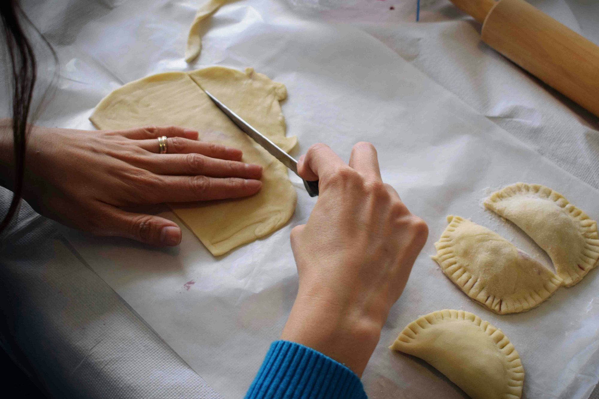 Kvinne som baker innbakt pizza
