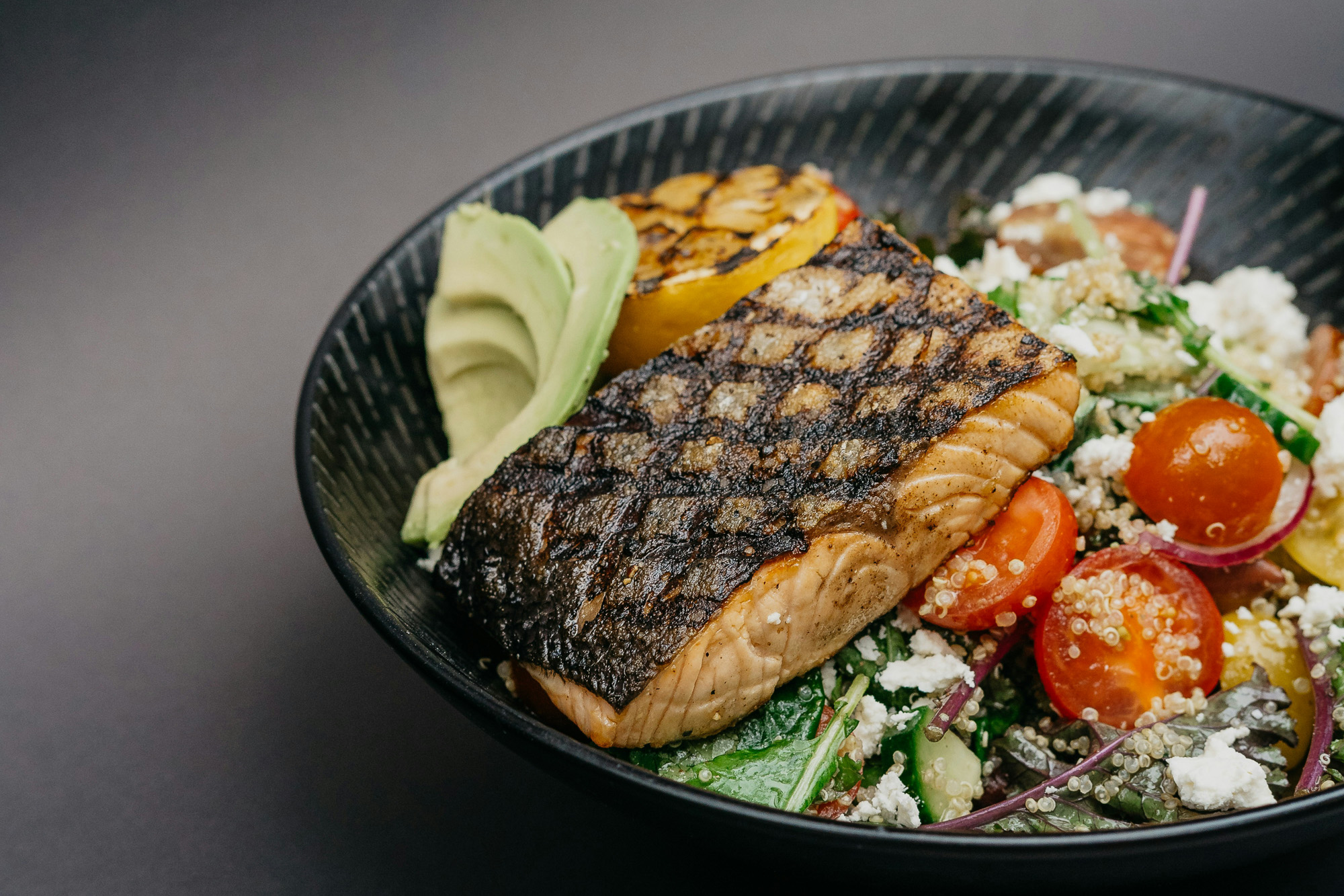 Tallerken med laks, grønnsaker og ris