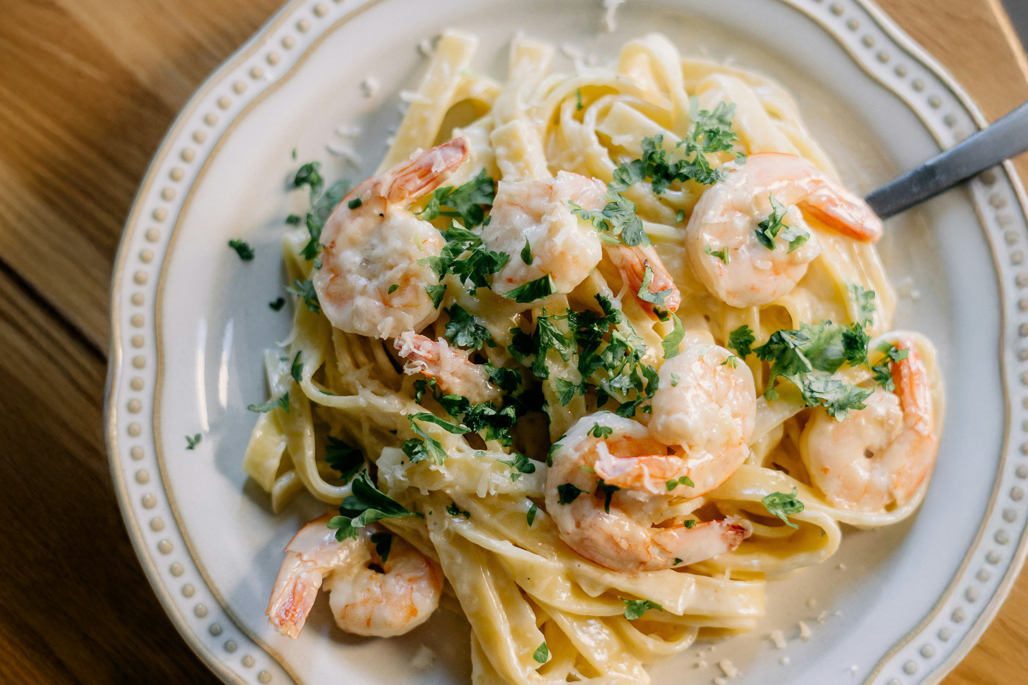 Tallerken med kremet pasta med scampi