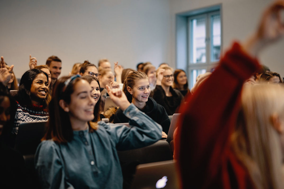 Aktive studenter i et klasserom