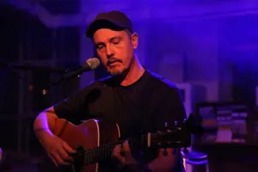 Artisten Solon på scenen under en konsert