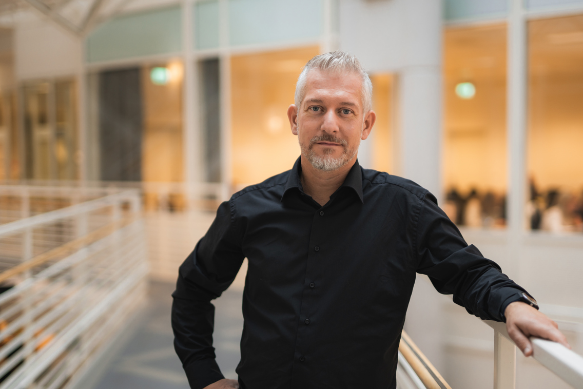 Jarle Bastesen har en doktorgrad fra NHH, og under viser i HR ved Høyskolen Kristiania. Her avbildet i Oslos Kvadraturen.