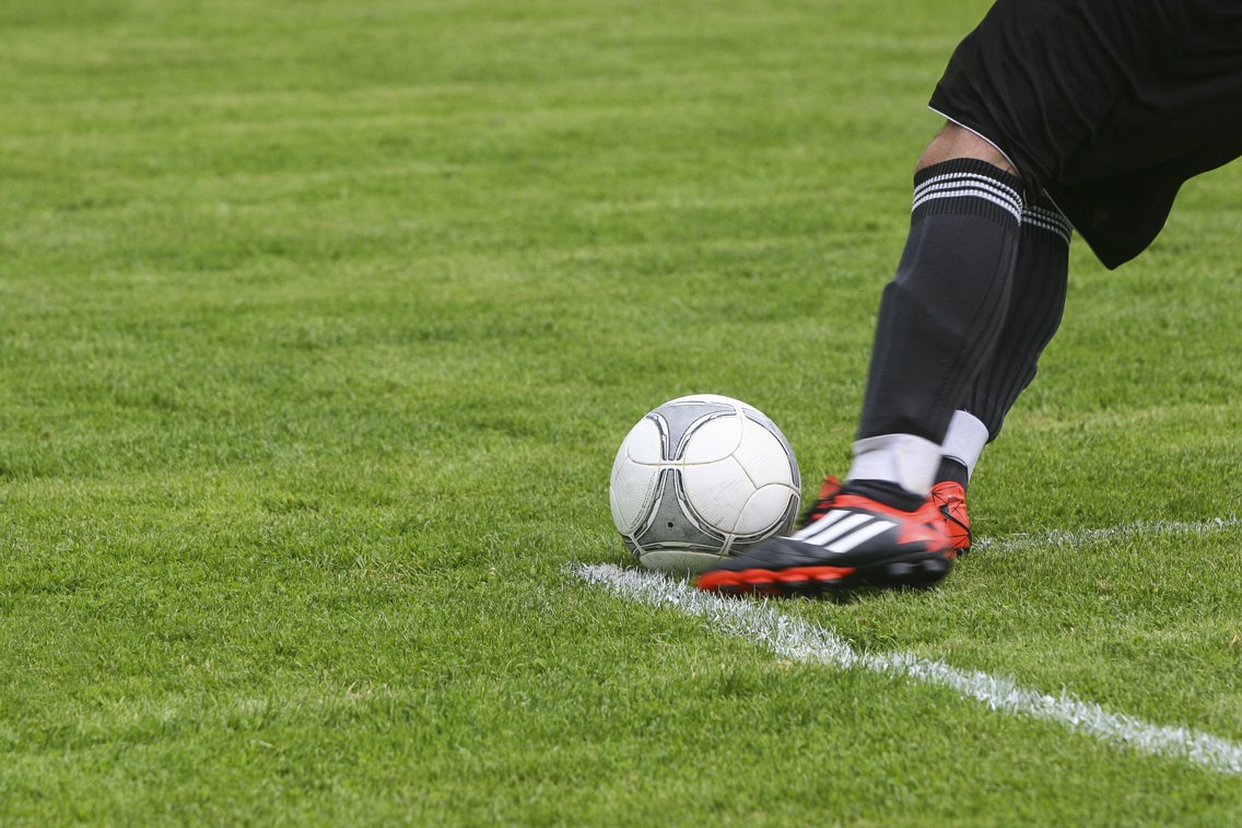 Mann sparker fotball