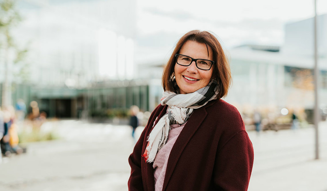 Smilende dame ut på en åpen plass i Oslo.