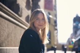 Forsker Mathilde Hogsnes smiler inn i kamera
