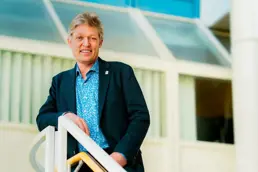 Førsteamanuensis Jens Barland i trappen i Kristianias undervisningsbygg i Prinsens Gate