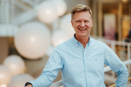 Foto av mann i dongeriskjorte oppstilt for kamera.