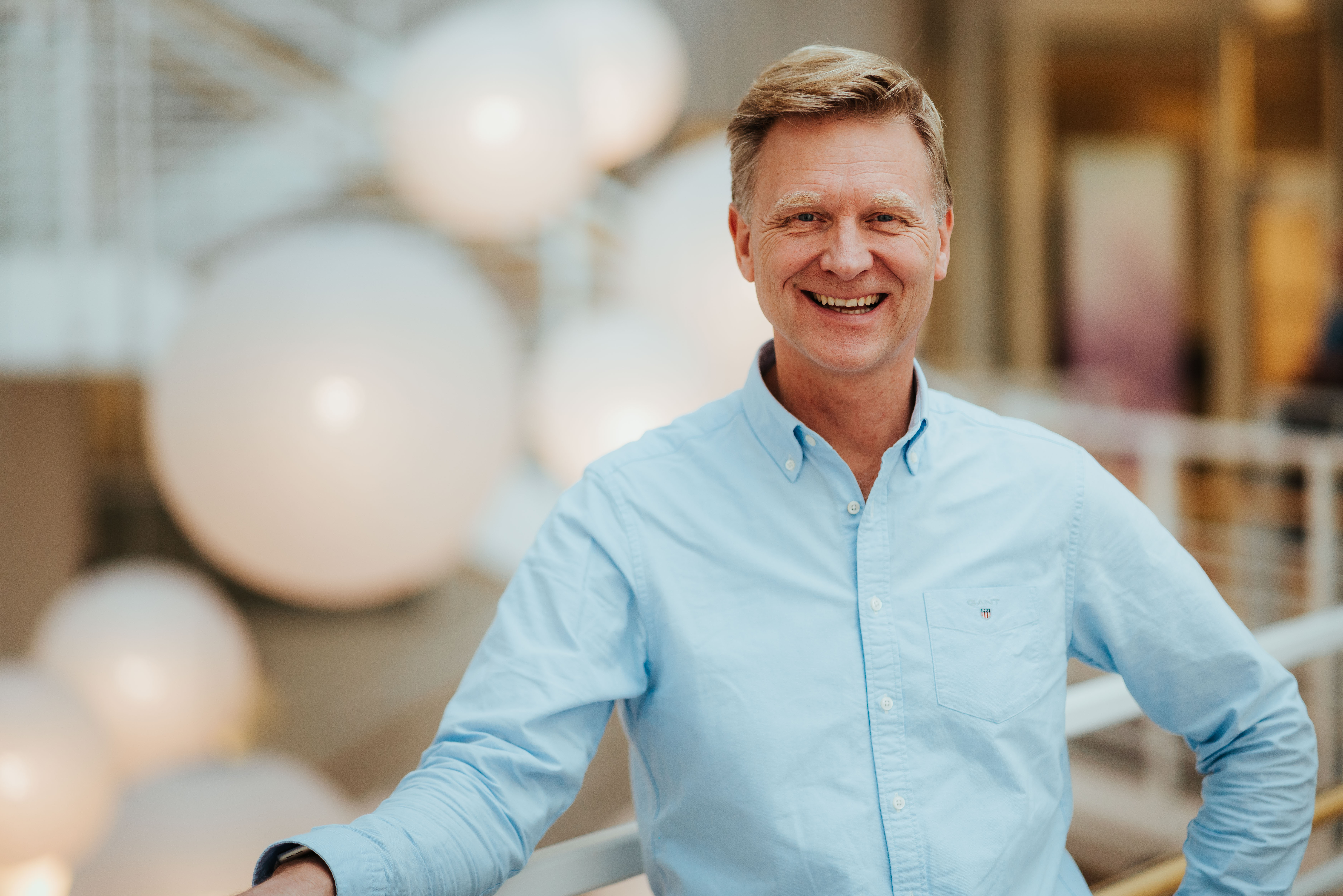 Foto av mann i dongeriskjorte oppstilt for kamera.