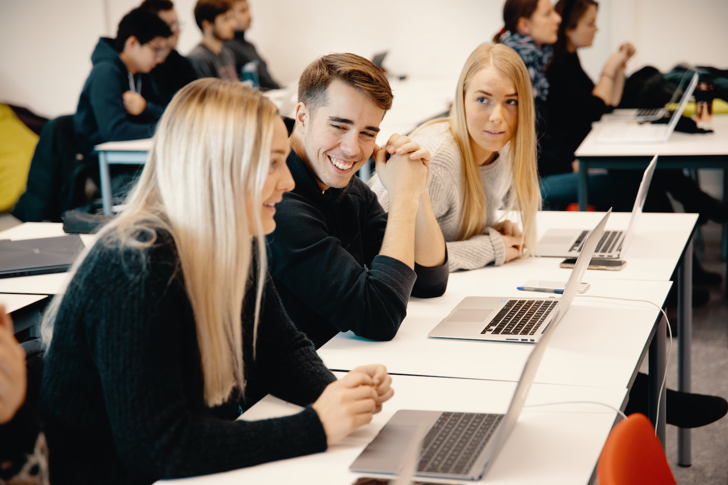 Foto av studenter i et klasserom.