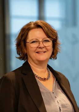 rektor annelise kønig smiler inn i kamera