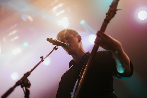 En mannlig student som synger og spiller gitar