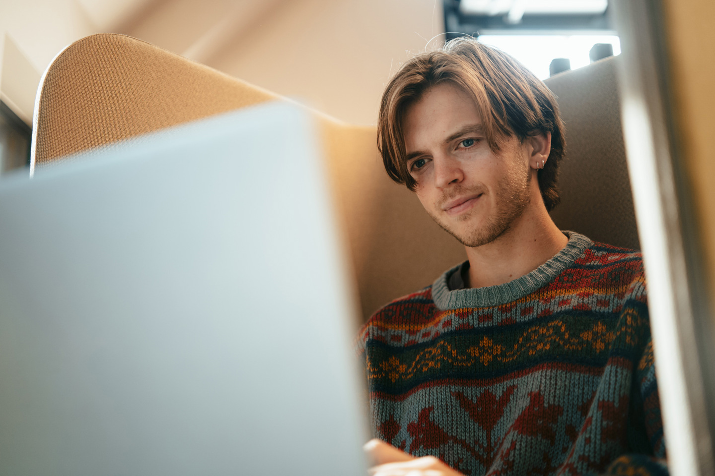 Mannlig student jobber med skoleoppgaver i Kristianias nye undervisningsbygg i Kirkegata