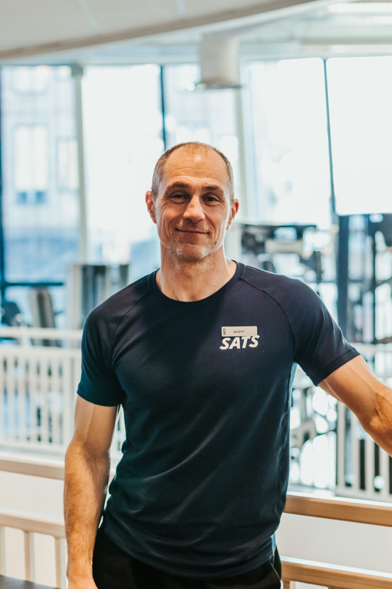 Foto av Scott Owen, personlig trener og regionssjef i SATS, inne på treningssenteret