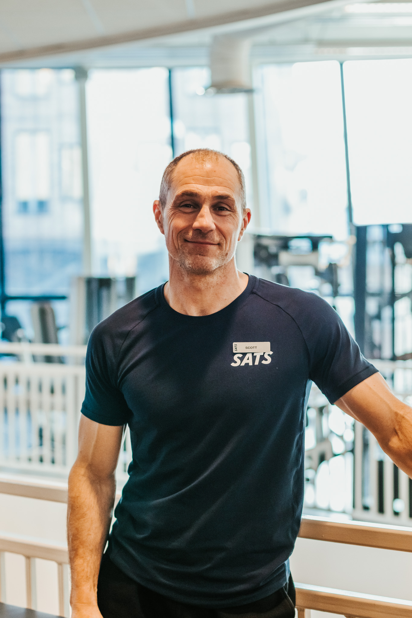 Foto av Scott Owen, personlig trener og regionssjef i SATS, inne på treningssenteret