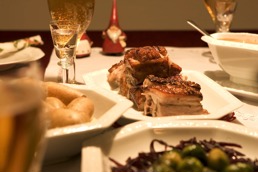 Et fint julebord med en ribbe midt på bordet