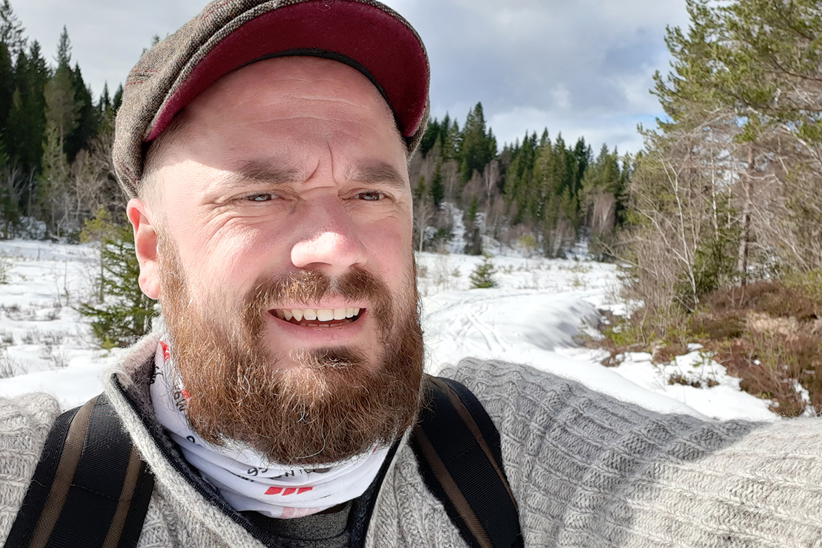 Sebastian Philipsson går nettstudiet Regnskapsmedarbeider på Fagskolen Kristiania. Han har skjegg og har på seg en sixpence, en hvit hals, en grå ullgenser og sekk på ryggen. Han står ute i skogen, det ligger snø på bakken.