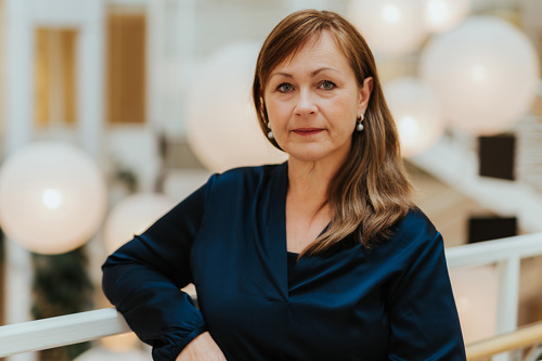 Kristin Botnmark ser mot kamera.
