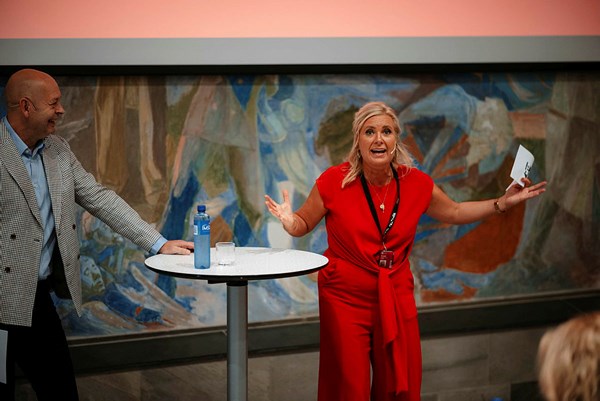 Mann og kvinne som snakker til forsamling.