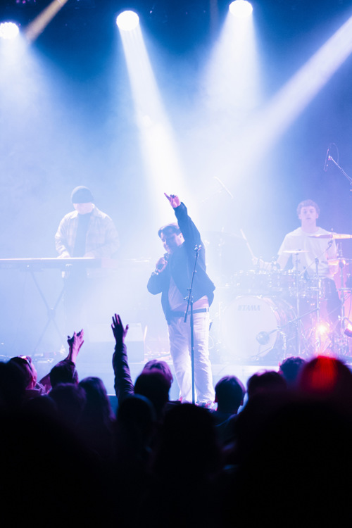 Band spiller på scene.