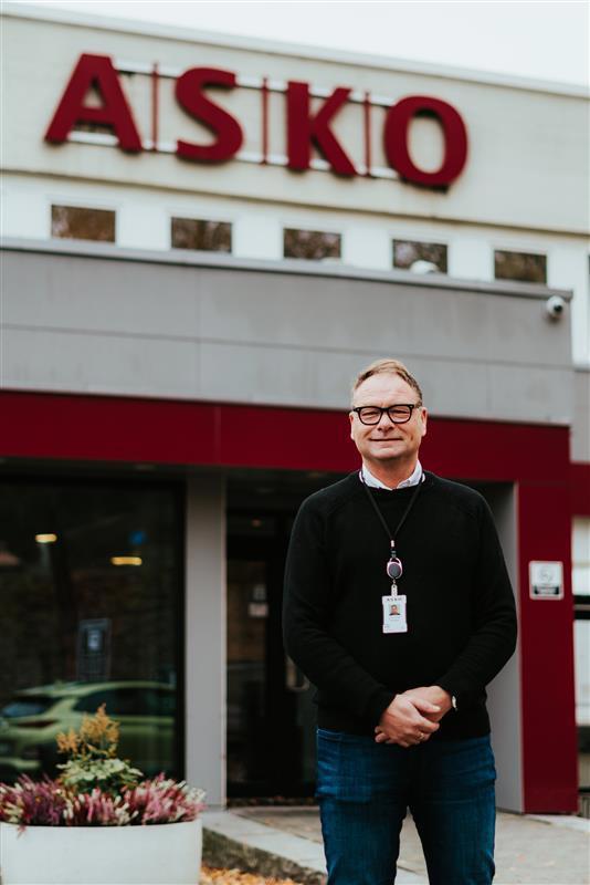 Bilde av Jonny Solheim Thomassen utenfor ASKO-skolen