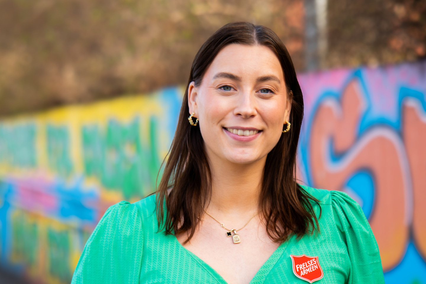 Silje står utenfor en tagget vegg ved Frelsesarmeen.