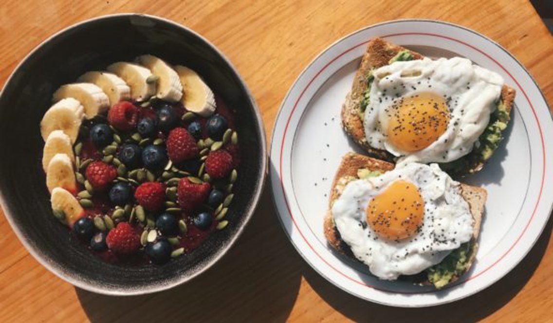 blåbær bowl og avokado toast