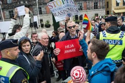En gruppe mennesker demonstrerer i Sverige