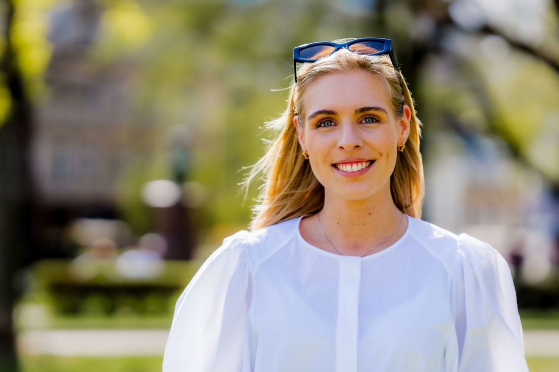 Maren Andrea står i en park.