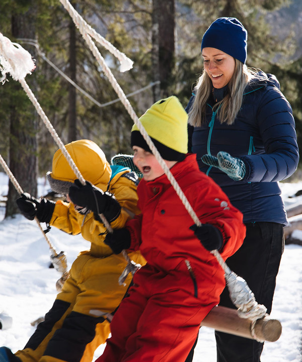 Ågot Iversen studerer Barn med særskilte behov på Fagskolen Kristiania. Her er hun ute i snøen, og dytter to barn som sitter på en huske.