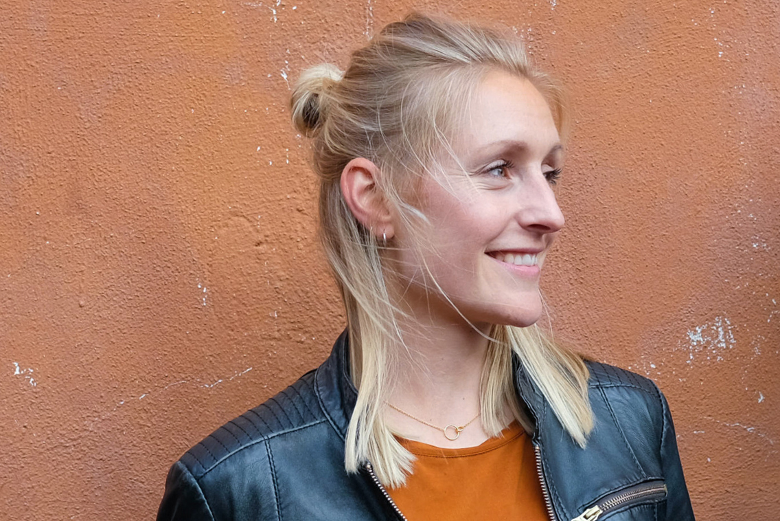 Portrettbilde av Synne i halvprofil.