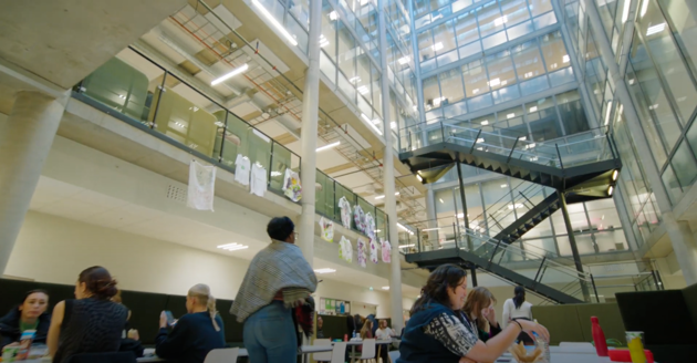 Skjermbilde tatt fra en video som viser frem Fagskolen Kristiania sine fasiliteter i Oslo sentrum. 