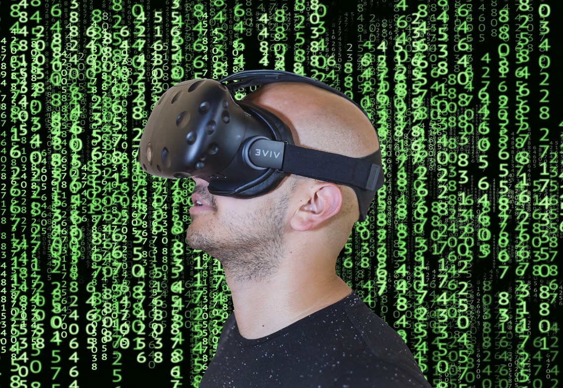 Mann med VR_briller på