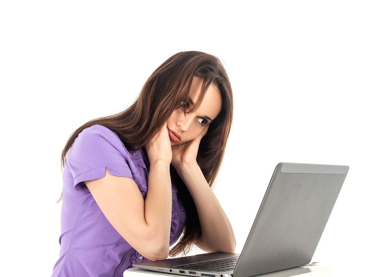 Frustrert kvinner foran dataskjerm