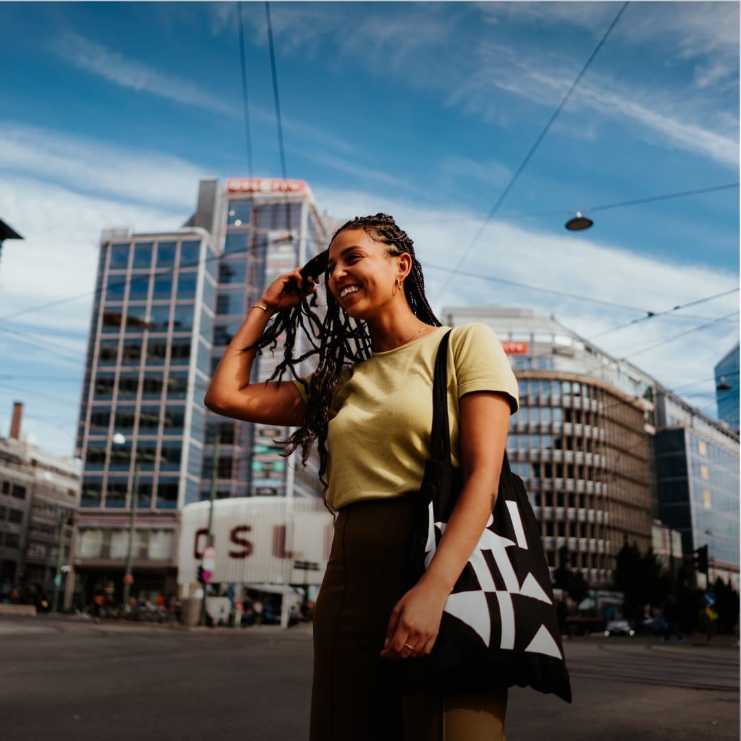 En jente står foran Oslo City midt i Oslo sentrum.
