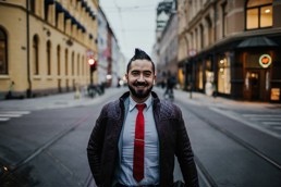 Zlatko er avbildet ute i gaten foran Høyskolen Kristiania på kvadraturen. 