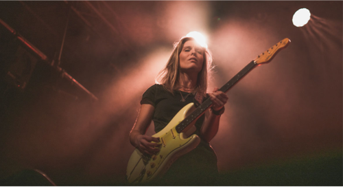 en kvinne som spiller gitar