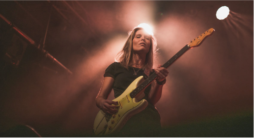 en kvinne som spiller gitar