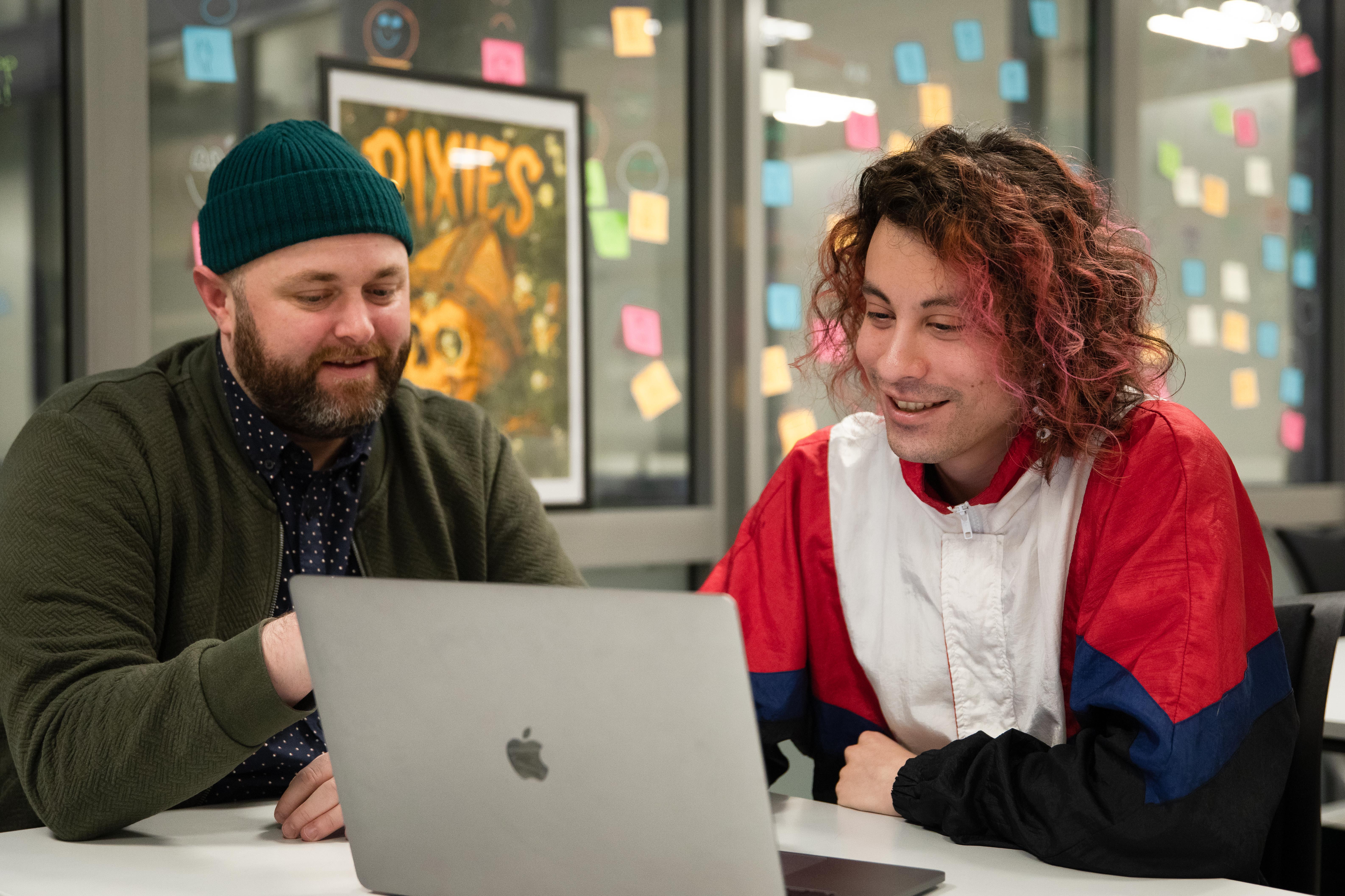 Foto av mannlig student og mannlig veileder som jobber med en PC.