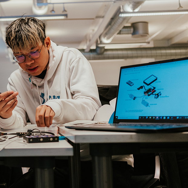 Bildelenke til studieside for Bachelor i kunstig intelligens.