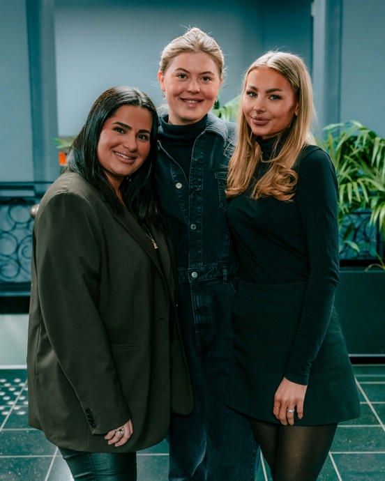 Tanya, Fredrikke og Norah Isabelle tett sammen og smilende