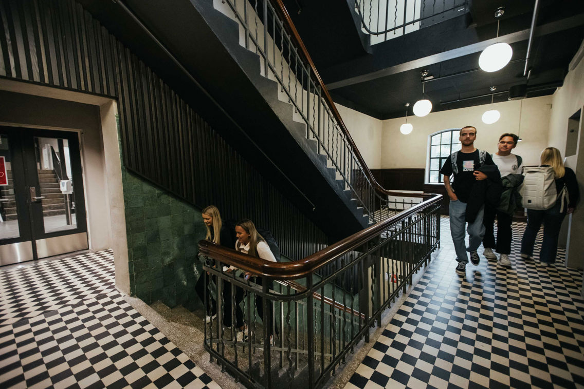 Studenter som går i trapper på campus.