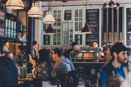 En koselig kafe med mye mennesker
