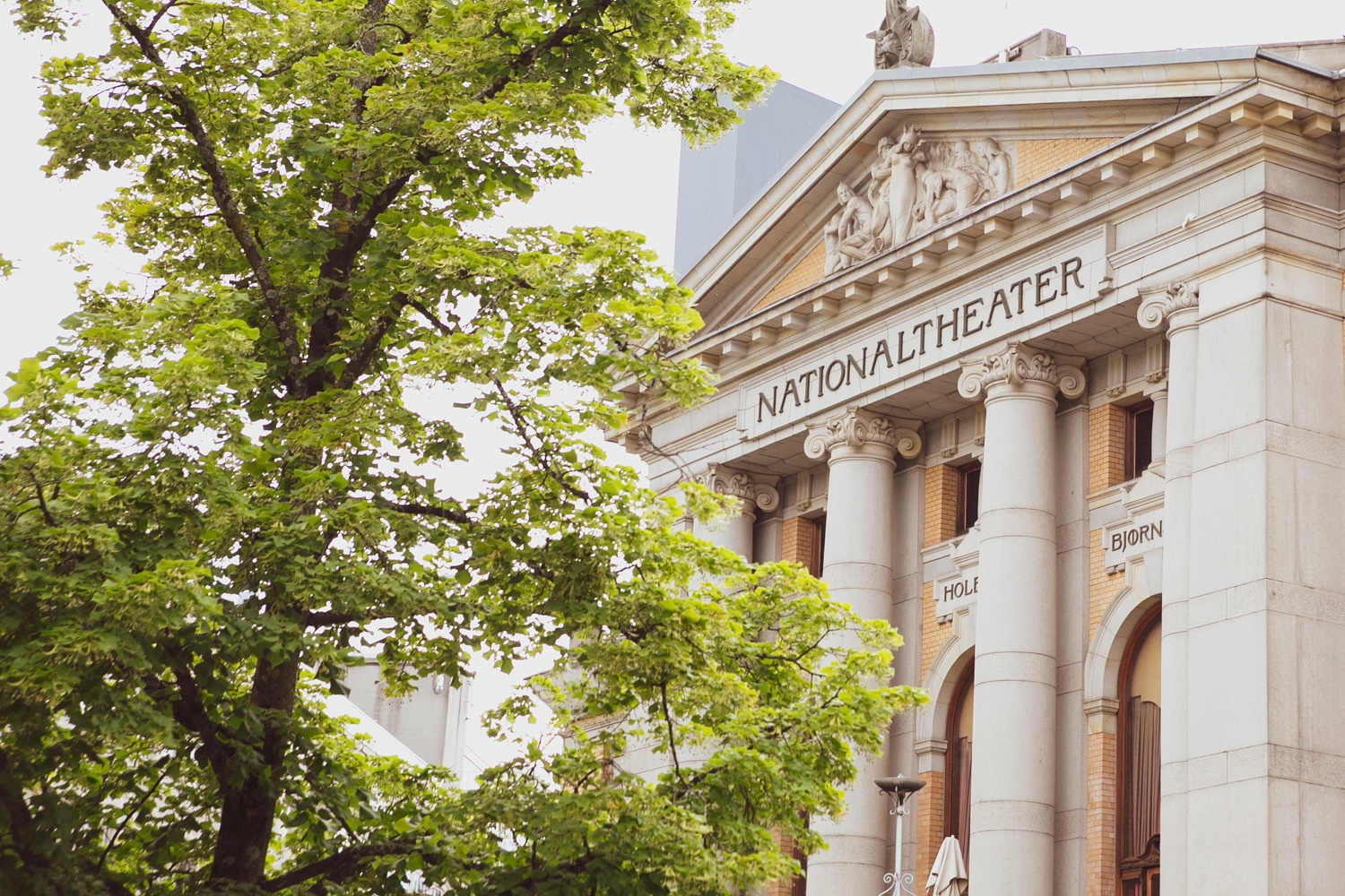 Nationaltheatret ble bygget i 1899, og er en av  landets hovedscener for teaterkunst.