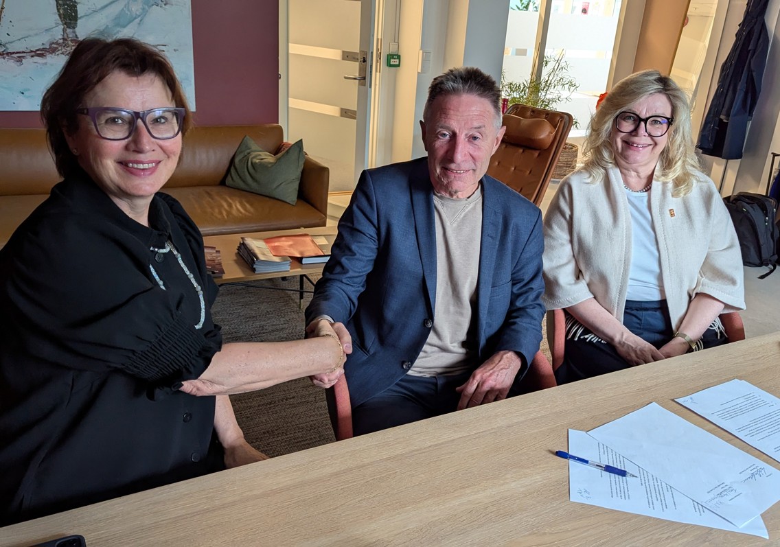 Fra venstre: Solfrid Lind, Leif Ove Larsen, Trine J. Meza. Signering av kontrakt og håndhilsen