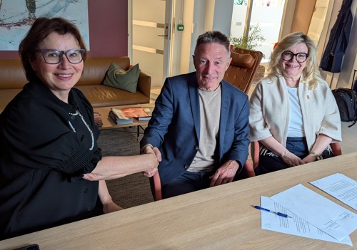 Fra venstre: Solfrid Lind, Leif Ove Larsen, Trine J. Meza. Signering av kontrakt og håndhilsen