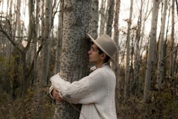 En mann klemmer et tre